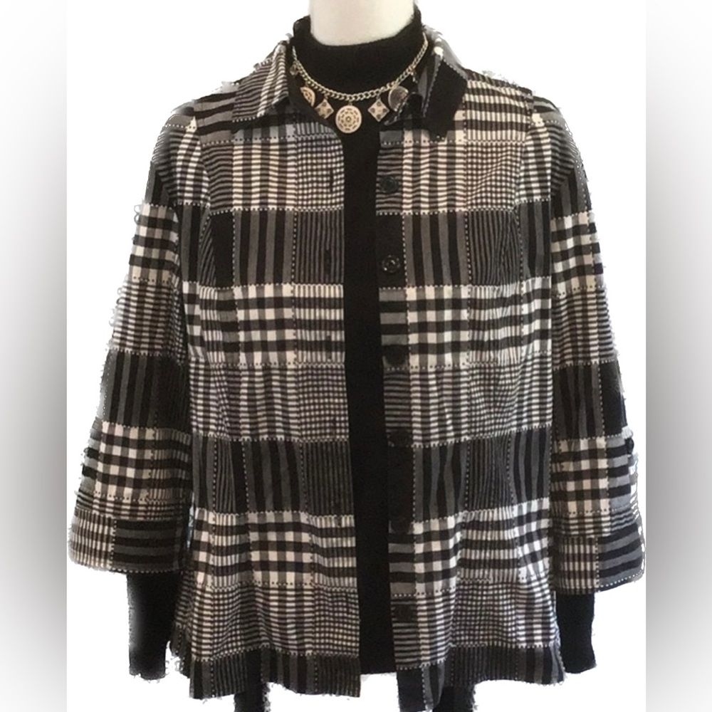 Black and White 3/4 Length Sleeve  Blouse/Jacket